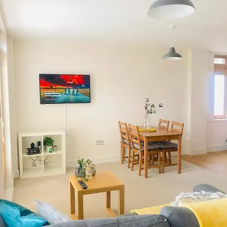 Centre Of Birmingham, 2 Bedroom - Perfect For Families, Group, Or Business Apartment